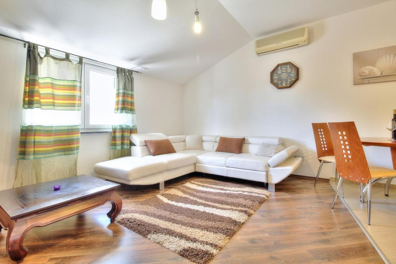Apartments Suzy Umag Exterior photo