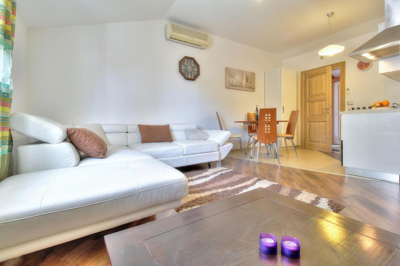 Apartments Suzy Umag Exterior photo