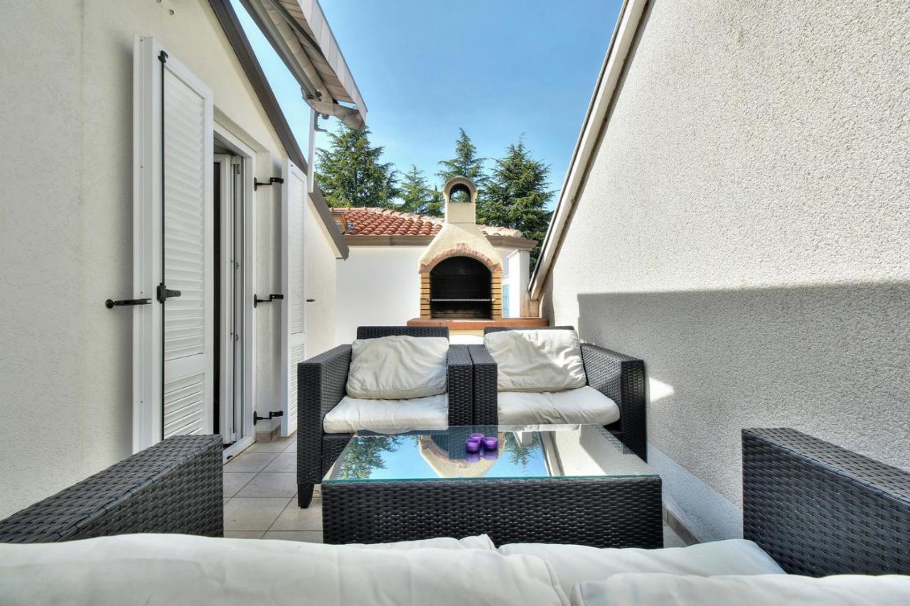 Apartments Suzy Umag Exterior photo