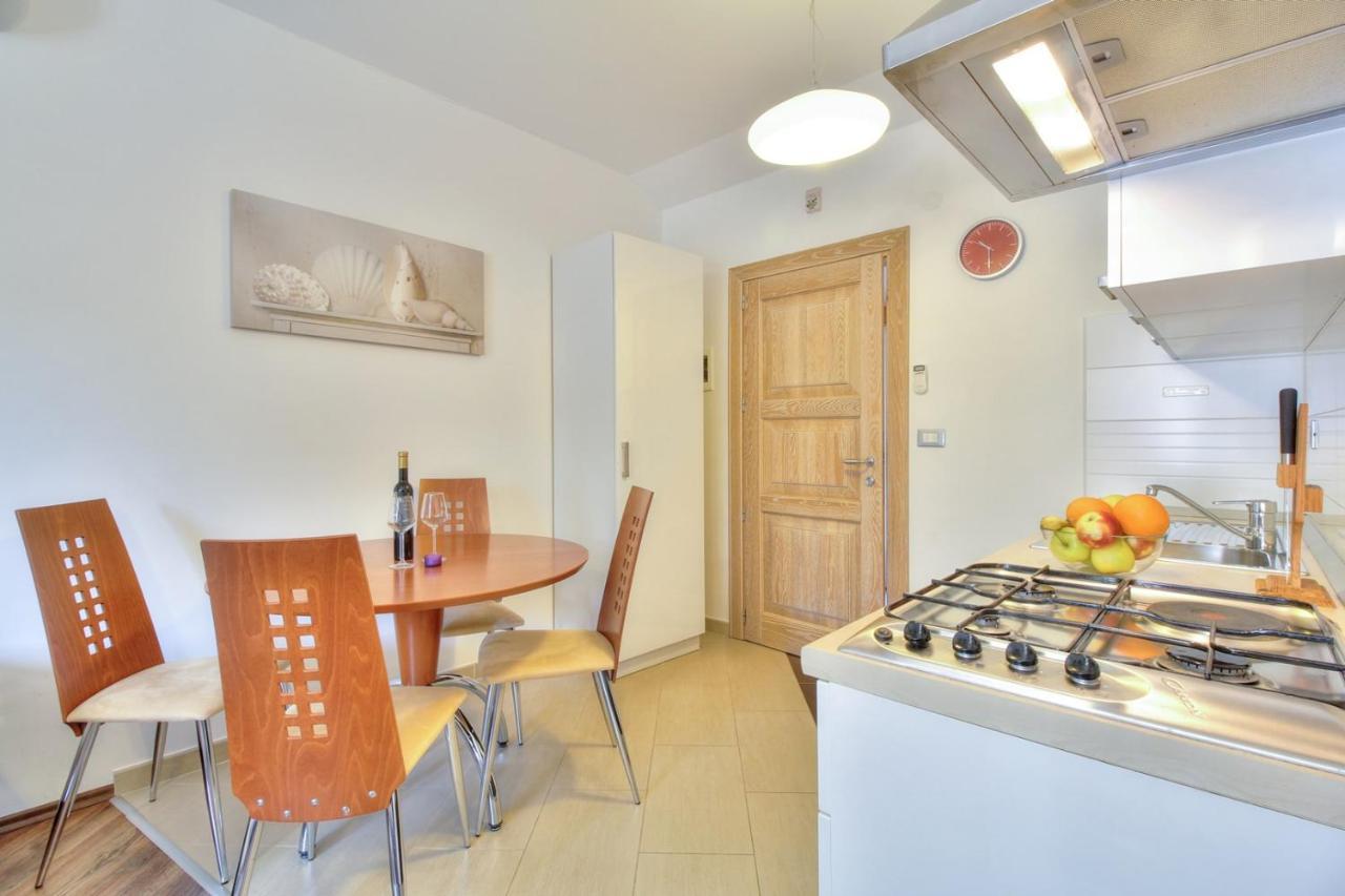 Apartments Suzy Umag Exterior photo